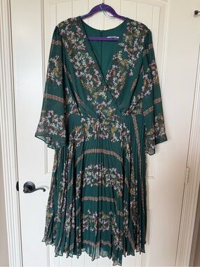 Elegant Green Floral Pleated Dress Size 18W